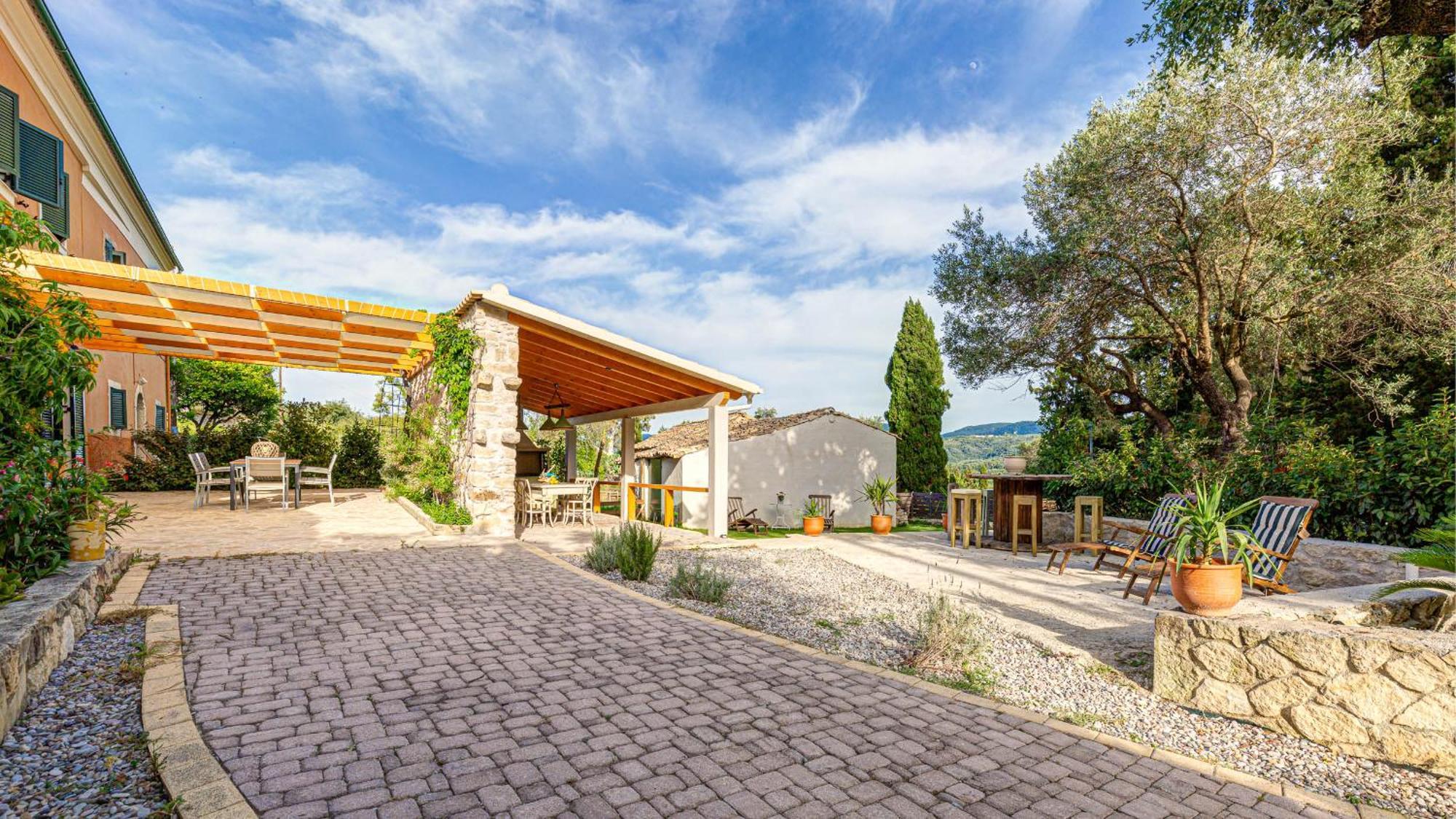 Case de vacanță Pezouli, The Real Nature And Village Taste Rachtades